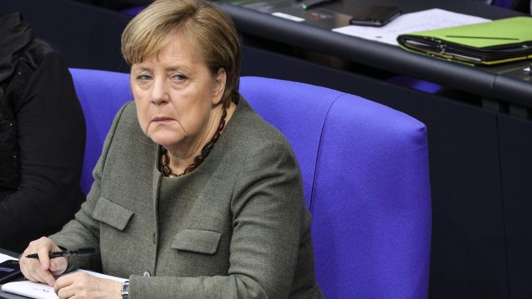 A chanceler alemã, Angela Merkel, diz que desde a Segunda Guerra Mundial que o país não enfrentava um desafio assim