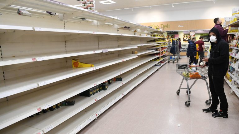 Muitos portugueses acorreram aos supermercados nas horas antes de ser declarado o estado de emergência