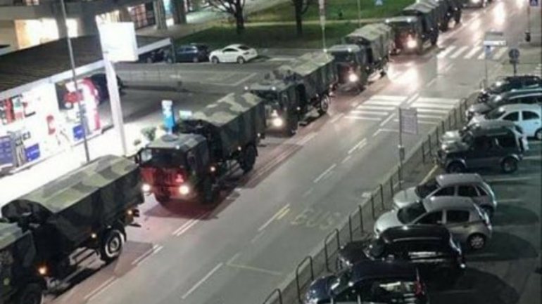 A coluna de camiões militares atravessou a cidade na noite de quarta-feira