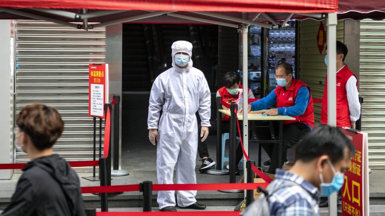 Em toda a China houve apenas 34 novas infeções importadas do estrangeiro e apenas oito novas mortes