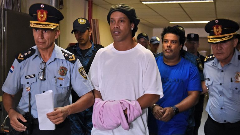 Ronaldinho, com o irmão Roberto Assis atrás (também ele ex-jogador, que passou pelo Sporting), foi preso por falsificação de documentos
