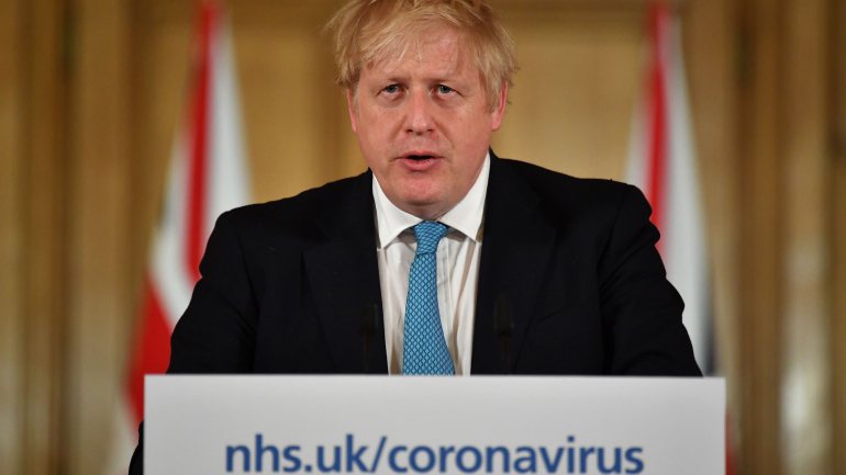 &quot;Colocámos o primeiro paciente britânico em testes para medicamentos que esperamos que possam tratar a doença [Covid-19]&quot;, anunciou Boris Johnson