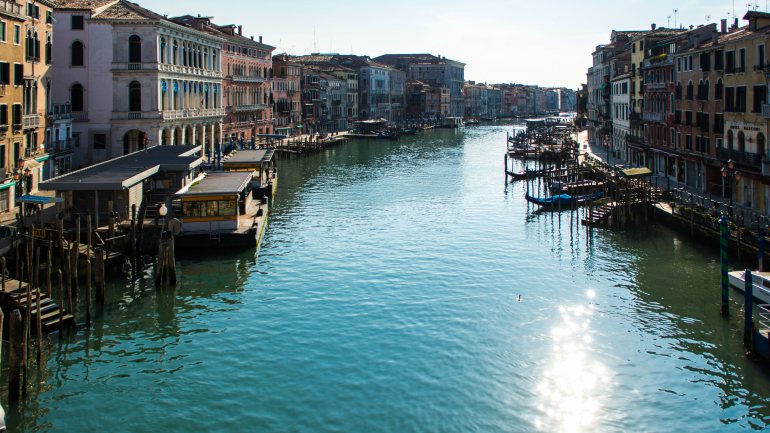 Canais de Veneza costumam estar sujos por causa dos barcos que os percorrem diariamente. Devido ao bloqueio total do país, estão limpos
