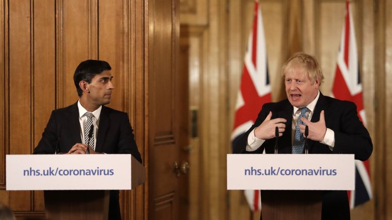 Rishi Sunak e Boris Johnson numa conferência de imprensa histórica para o Reino Unido