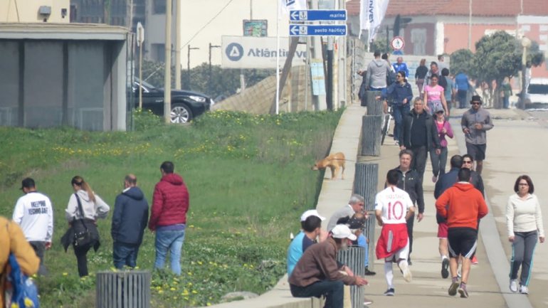 Esta manhã circularam nas redes sociais fotografias captadas na marginal entre a Póvoa de Varzim e Vila de Conde que mostram várias pessoas a passear no local