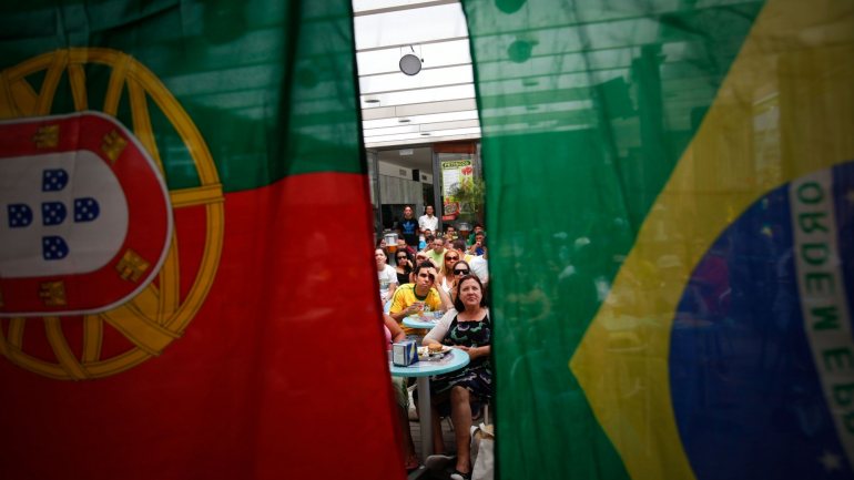 Num grupo na rede social Facebook chamado Brasileiros em Portugal, com mais de 350 mil integrantes, a decisão do Parlamento de suspender denúncias de contratos de arrendamento e despejos ganharam destaque