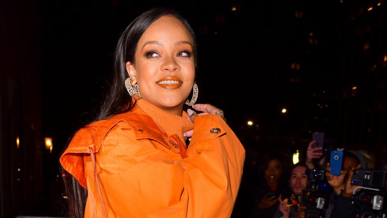 Rihanna doou 5 milhões de dólares para apoiar o combate ao surto, dentro e fora dos Estados Unidos