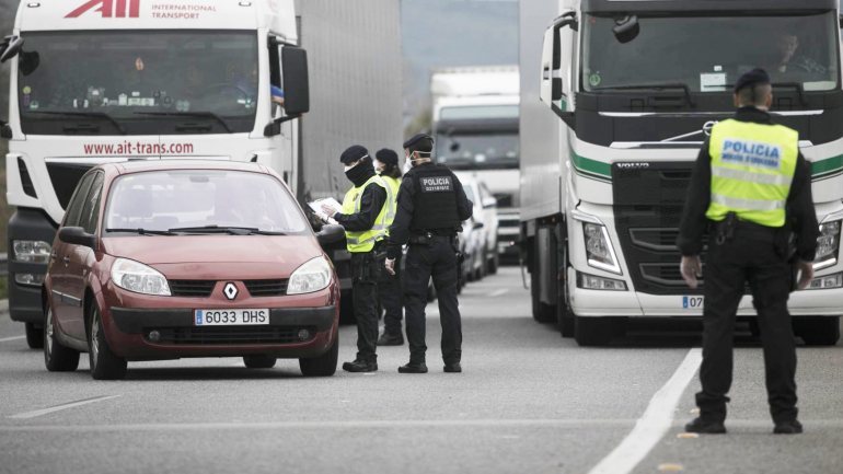Mais de 31.000 condutores já foram multados em Espanha por desrespeitar os limites do estado de emergência declarado no país. As transgressões muito graves, que coloquem em causa a saúde pública, podem atingir 600.000€