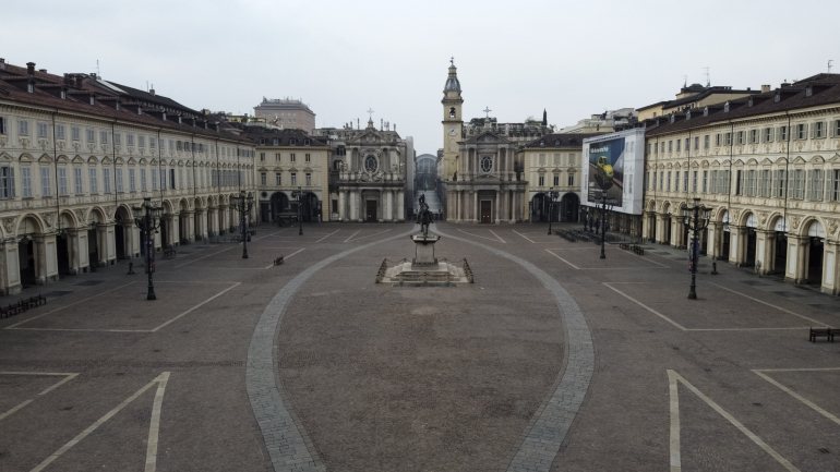 A Piazza San Carlo, na cidade de Turim, totalmente vazia