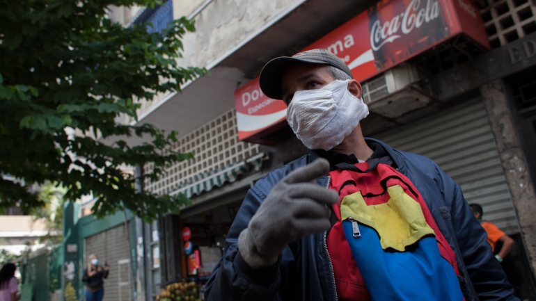 Homem de máscara nas ruas de Caracas, capital da Venezuela