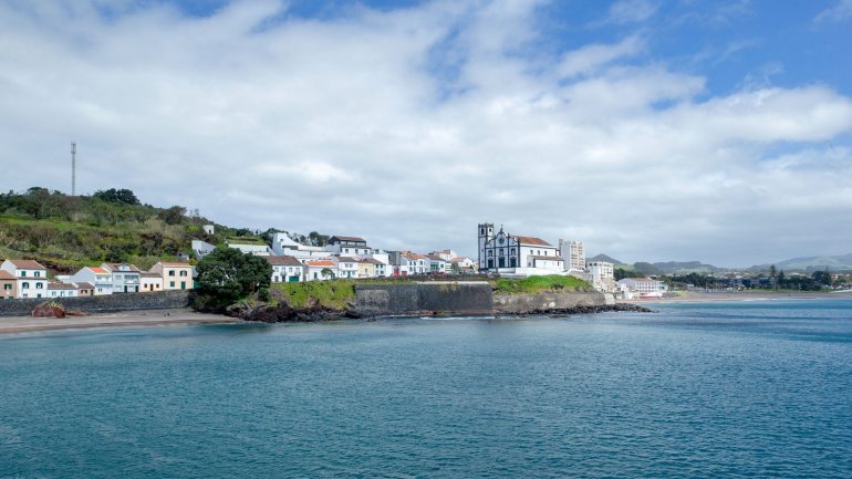 A autoridade de saúde dos Açores elevou esta terça-feira para 17 o número de casos positivos de Covid-19 na região, mais cinco do que na segunda-feira