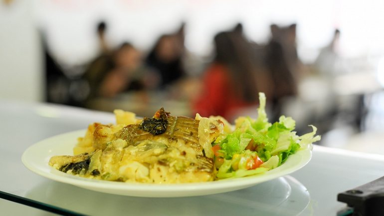 “A resposta de confeção de refeições que tem estado disponível para todos os alunos dos escalões A e B e que tem servido as respostas sociais da cidade” irá continuar em funcionamento, lê-se no comunicado