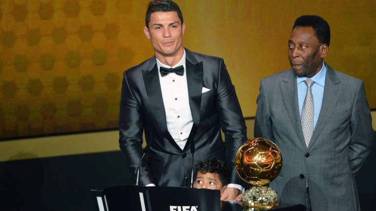 Pelé entregou a Cristiano Ronaldo a Bola de Ouro em 2014, naquela que foi a segunda de cinco distinções como melhor do mundo
