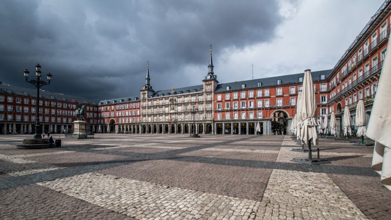 A Plaza Mayor, uma das principais atrações de Madrid, vazia após a declaração do estado de emergência por causa do novo coronavírus