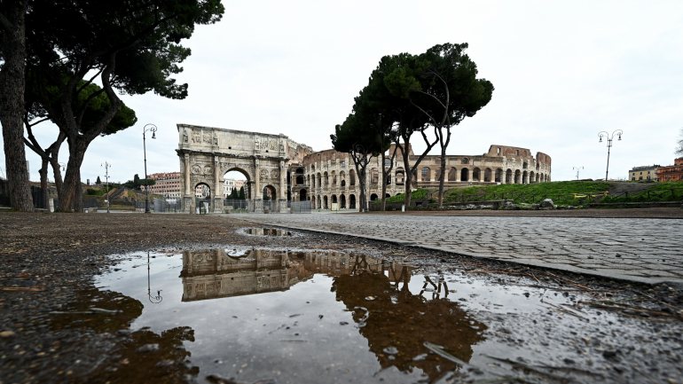 Roma deserta, de moradores e turistas: Itália é o país mais afetado pela pandemia e aquele onde foram tomadas as medidas mais restritivas