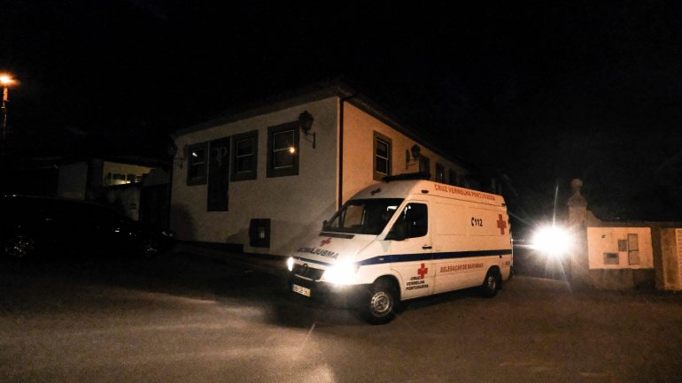 A operação de transferência de três dezenas de idosos de um lar de Vila Nova de Famalicão demorou várias horas e prolongou-se pela noite dentro