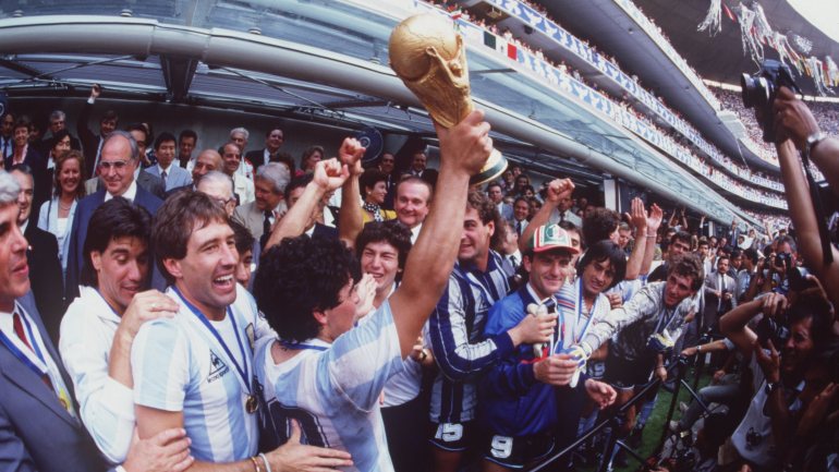 Diego Maradona com a taça de campeão mundial em 1986, naquele que foi o segundo título da Argentina em oito anos