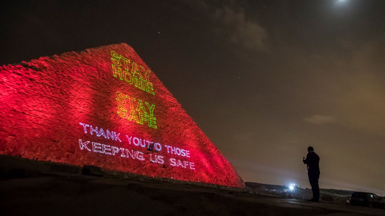 Fotografia tirada à Grande Pirâmide de Gizé na noite de segunda-feira