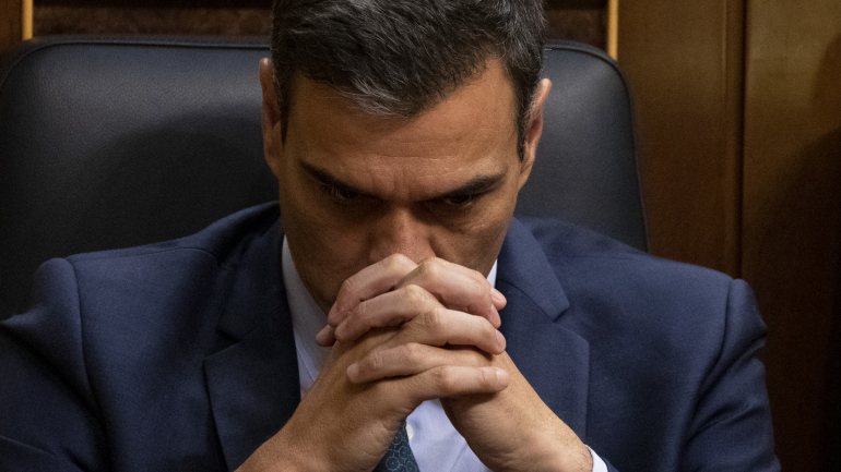 Pablo Casado queixa-se de o Governo agir sem consultar o PP (maior partido da oposição), acusando Pedro Sánchez de &quot;deslealdade&quot; e de lhe ter mentido