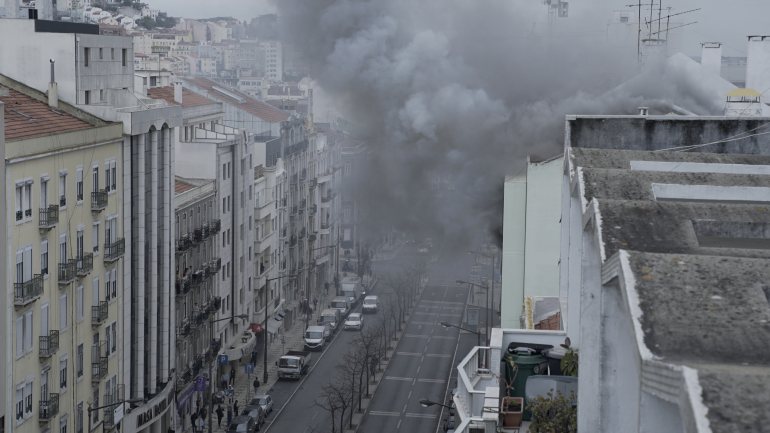 Incêndio deflagrou num prédio da Avenida Almirante Reis, em Lisboa, esta terça-feira
