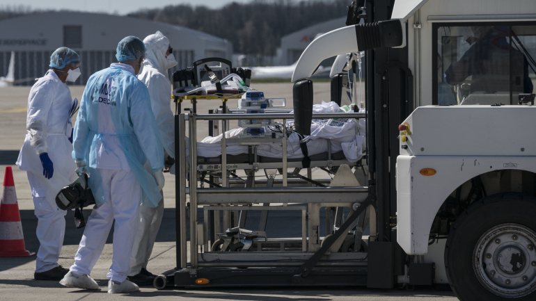 Os paramédicos preparam um doente de COVID-19 para ser transportado de helicóptero em Marselha