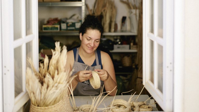 Atualmente, a associação envolve mais de 2.200 artesãos certificados em áreas como a cestaria, os bordados e a cerâmica.