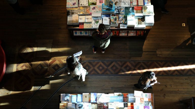 Os estabelecimentos comerciais mais afetados foram as livrarias, onde a queda nas vendas chegou aos 73%