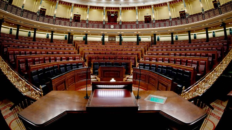 Em Espanha, a atividade política e parlamentar presencial foi em grande parte suspensa, mas em março deputados ainda auferiram subsídios de deslocações e refeições