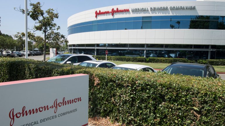 Johnson & Johnson é uma empresa americana fundada em 1886, especializada na produção de farmacêuticos, utensílios médicos e produtos pessoais de higiene. É, aliás, a empresa que fabrica óleo e champô para bebés bastante populares em Portugal
