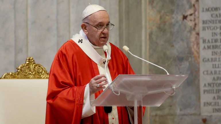 O Papa Francisco tem presidido às celebrações religiosas no Vaticano com a basílica de São Pedro vazia