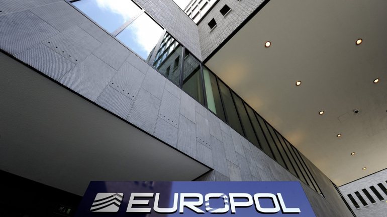 Após a denúncia, a Europol entrou em contacto com as autoridades singapurenses para bloquear o pagamento e para deter o suspeito que iria receber a verba