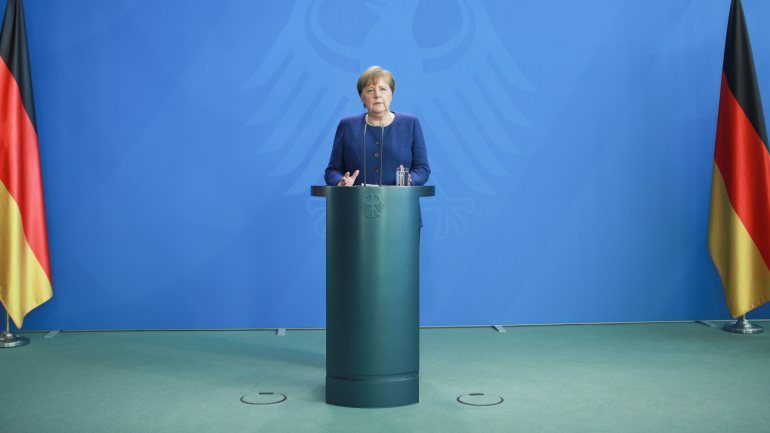 Merkel diz que é cedo para pensar em datas de alívio de medidas de contenção