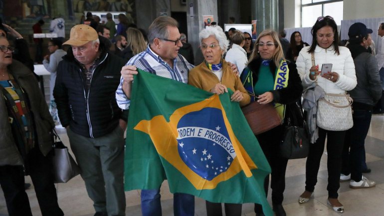 A embaixada do Brasil em Lisboa admitiu que a embaixada está em contacto com as autoridades do Brasil, no sentido de encontrar uma solução tão rápida quanto possível, para aqueles cidadãos que queriam regressar ao país