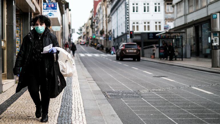 Portugal é um dos países europeus em Estado de Emergência devido ao surto e o isolamento decretado provoca pouca afluência às ruas de cidades como o Porto (na imagem)