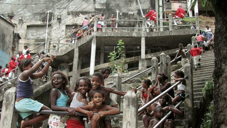 Os moradores das favelas brasileiras acreditam que não terão dinheiro para comprar comida e outros itens básicos