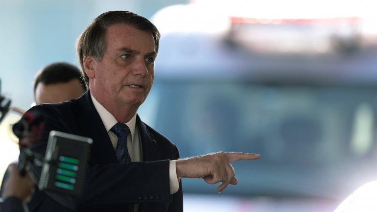 Bolsonaro anunciou que o Brasil irá receber, até ao próximo sábado, matéria-prima proveniente da Índia, para o país continuar a produzir hidroxicloroquina, um derivado da cloroquina