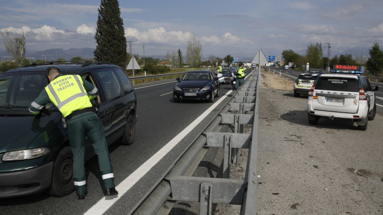 A maior parte dos espanhóis fugiu aos controlos na estrada viajando de madrugada.
