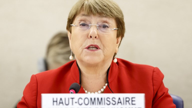 &quot;Estou profundamente preocupada com a adoção de poderes de emergência ilimitados por alguns países, não sujeitos a revisão&quot;, disse Michelle Bachelet