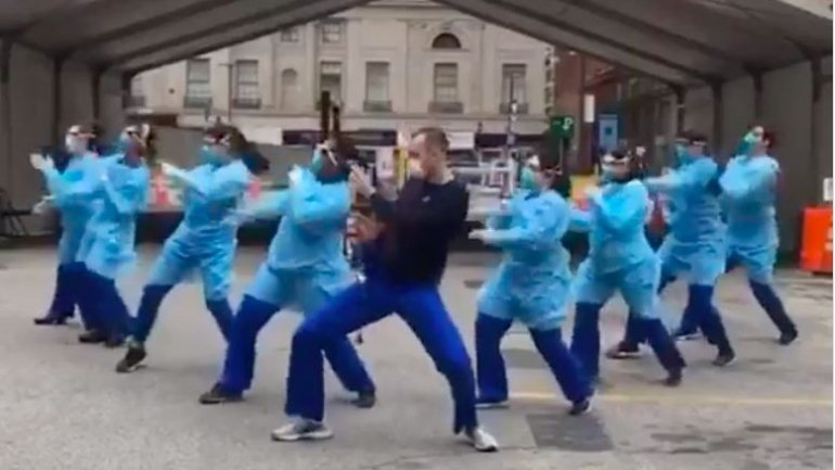 Enfermeiros do Thomas Jefferson University Hospital dançam para esquecerem o frio, num centro de testes