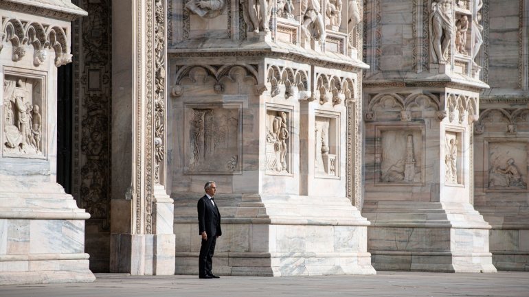 Andrea Bocelli terminou o concerto a cantar &quot;Amazing Grace&quot; nas escadas da catedral
