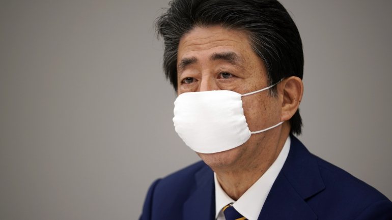 O primeiro-ministro japonês anunciou no dia 7 de abril o estado de emergência em Tóquio e outras seis regiões sem, no entanto, impor o confinamento obrigatório