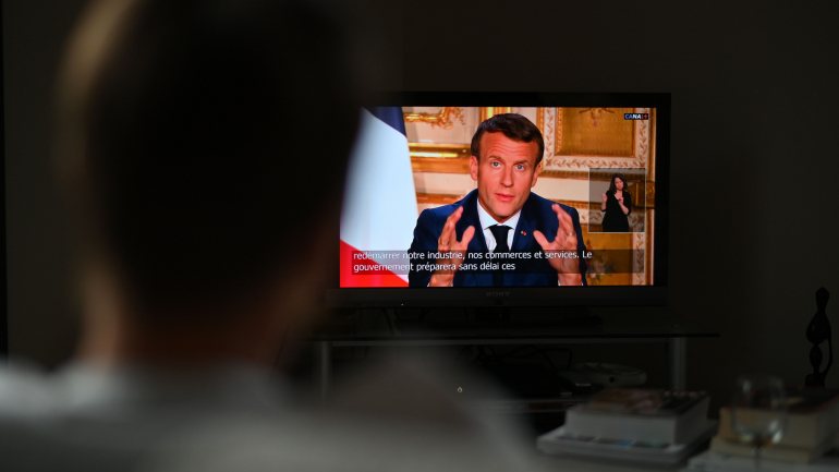Emmanuel Macron fez esta segunda-feira uma comunicação televisiva ao país