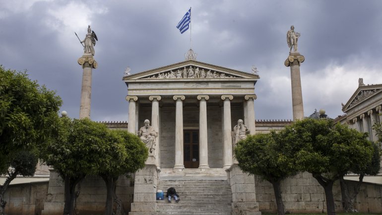 A Grécia começou a tomar as primeiras medidas no final de fevereiro, com o cancelamento das paradas de Carnaval