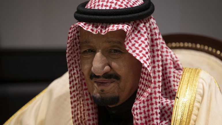 O rei Salman bin Abdulaziz Al Saud, de 84 anos, está isolado numa ilha perto da cidade de Jidá