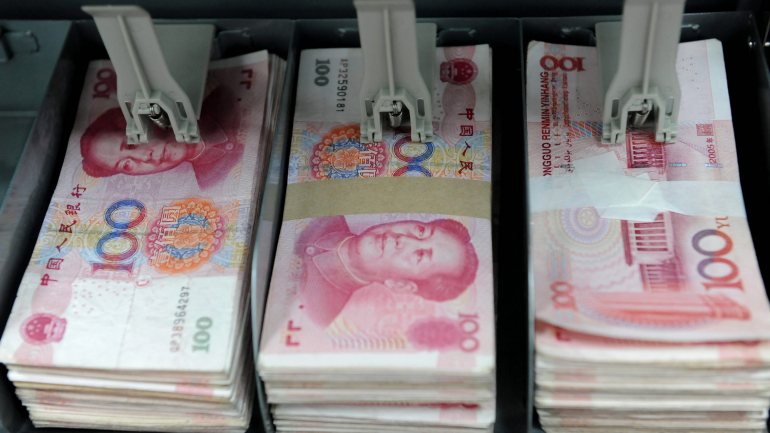 O corte nas taxas de serviços de empréstimos de médio prazo implica uma injeção de 100 mil milhões de yuan (12.914 milhões de euros) no sistema financeiro