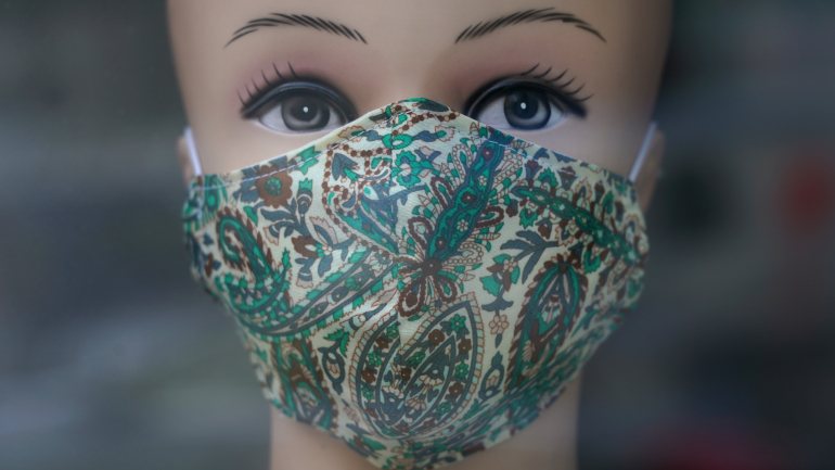 O facto de não haver máscaras cirúrgicas levou à procura de alternativas. Os EUA, por exemplo, emitiram tutoriais e vídeos explicativos sobre como produzir máscaras caseiras