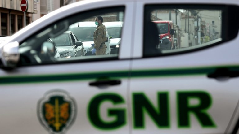 A GNR está a coordenar as buscas e, segundo Hernâni Martins, os meios foram acionados logo apôs o alerta e não pararam durante a noite, estando previsto para o dia desta sexta-feira o reforço dos mesmos