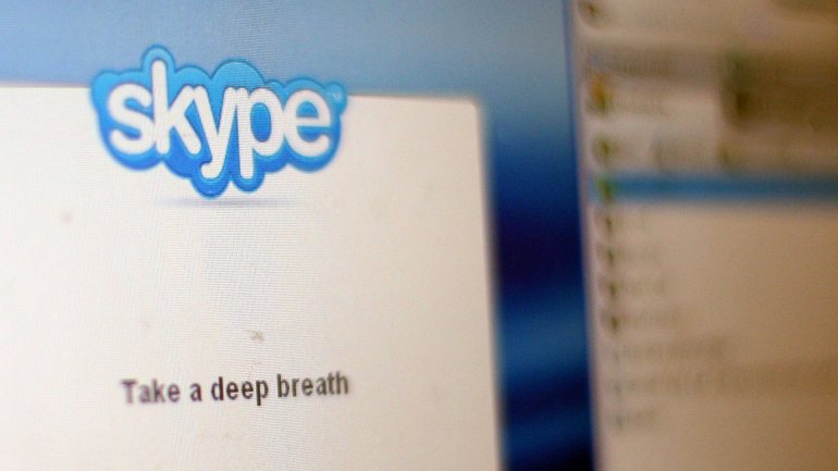 As 250 reuniões semanais em todo o país, das quais apenas quatro eram virtuais, transferiram-se a ritmo acelerado para o Skype