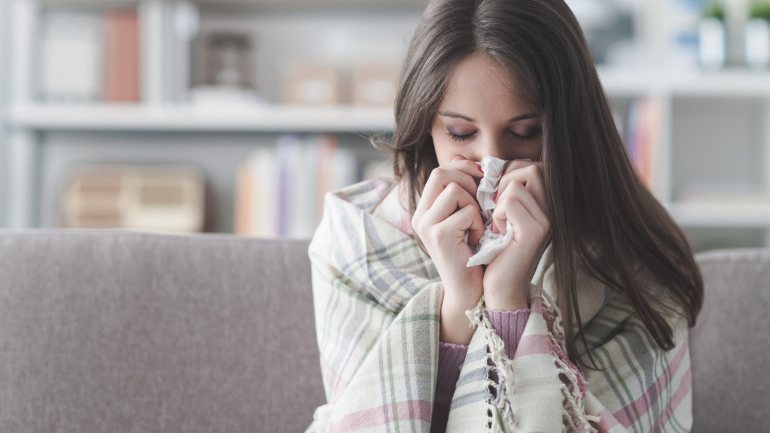 Pessoas com alergia têm de saber como podem controlar a doença e a medicação que devem fazer até pelo facto de estarem mais tempo em casa expostos aos ácaros, aos alérgenos dos animais, à poluição que se faz quando se cozinha ou fuma