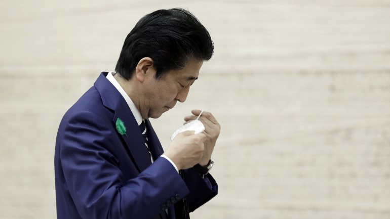 Shinzo Abe tem sido muito criticado pela adoção de medidas para combater o novo coronavírus consideradas inadequadas e atrasadas.